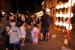 加茂山をあかりで彩るAKARIBAの初日は例年を上回るにぎわい