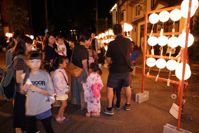 宮大門エリアには900個ものあかりが