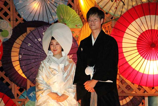 池之端の和傘のあかり前で写真撮影にこたえる