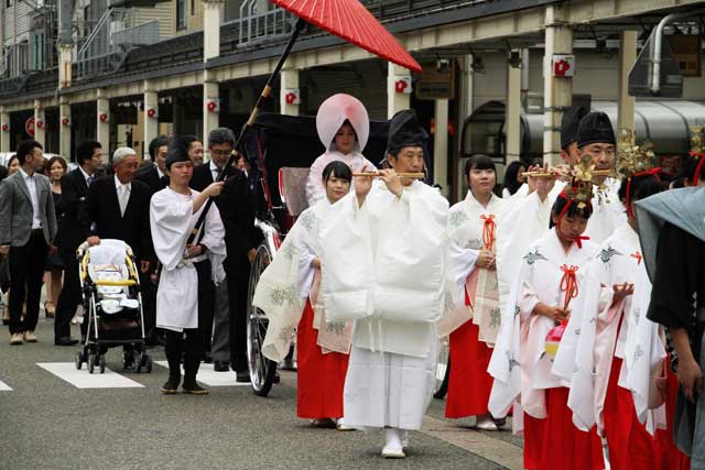 大通りを厳かに進む花嫁行列