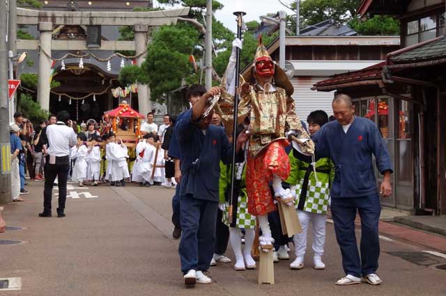 八幡宮を出発する子ども大名行列