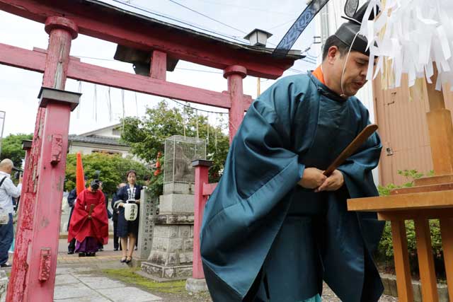 稲荷神社でおはらいを行ってから行列を出発