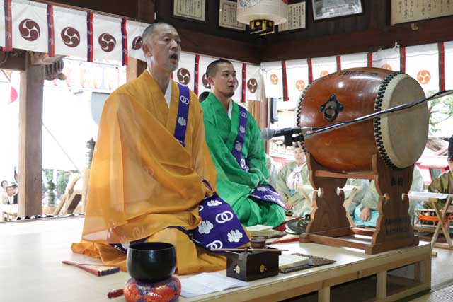 万福寺の田辺住職と田辺副住職による神前法要