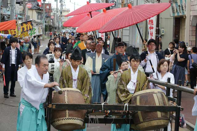 秋季祭礼の露店でにぎわう大通りから戸隠神社参道へ