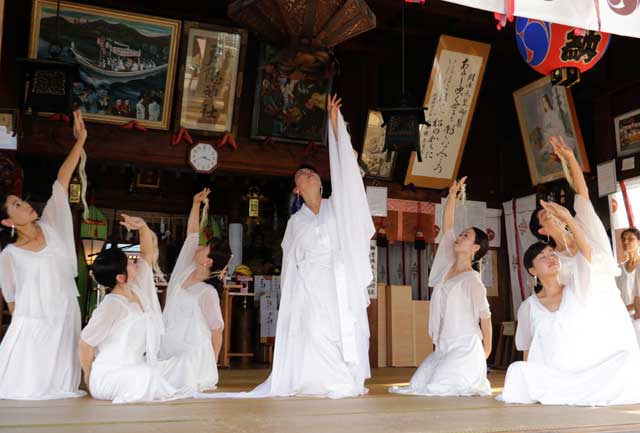 天麻那舞の現代版岩開きの舞の奉納