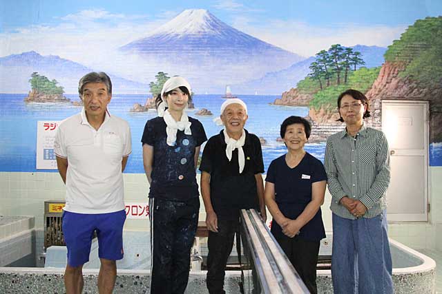 朝日の主人夫婦とともに記念撮影
