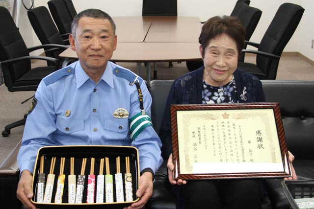 交通安全標語のある1000膳のはしを寄付して渋谷署長から感謝状を受けた藤さんと渋谷署長