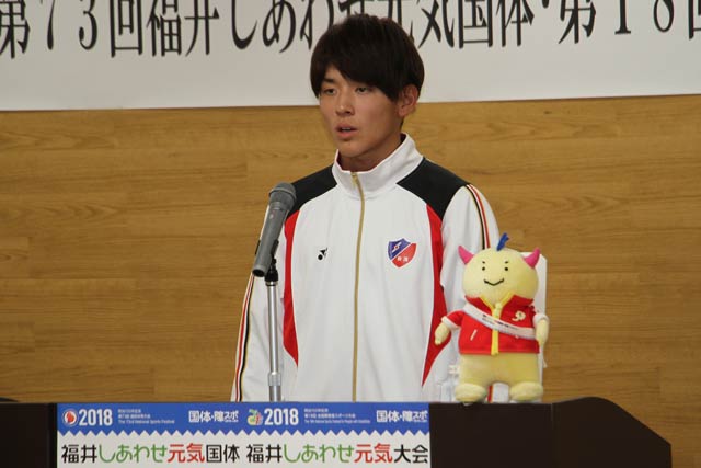 カヌー・スプリントの少年男子に出場する分水高3年飛田さんが謝辞