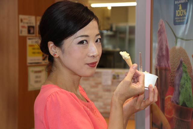 カレー味のジェラートを自分の舌で確かめる一条もんこさん