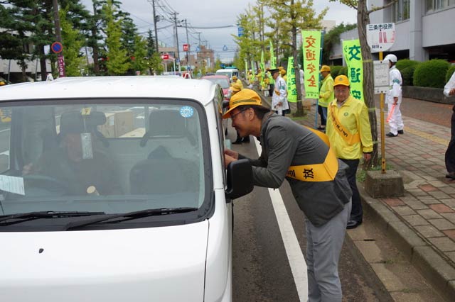 三条市役所三条庁舎前に解説した交通安全指導所