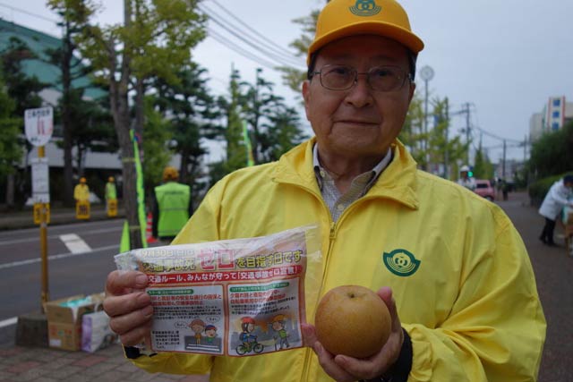 「事故なし」とかけた地元大島産のナシ「豊水」と交通安全の啓発グッズをドライバーに手渡した