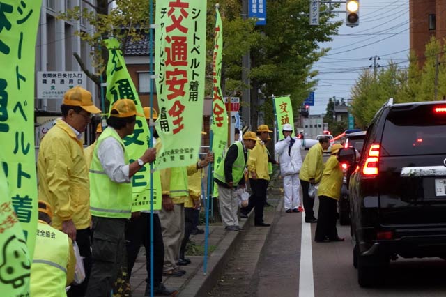 スローガンの「早めのライト点灯」を効果的に呼びかけようと初めて夕方に実施