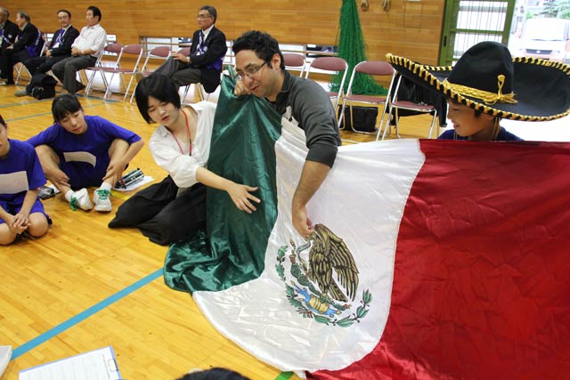 国旗の意味を説明するメキシコからの留学生