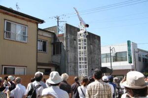 秋晴れの月潟で大道芸に歓声