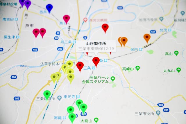 アプリの地図上で26社の位置にピンが立つ