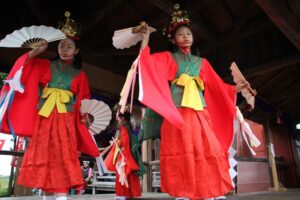 加茂市天神林の天満宮で秋季祭礼の神楽奉納