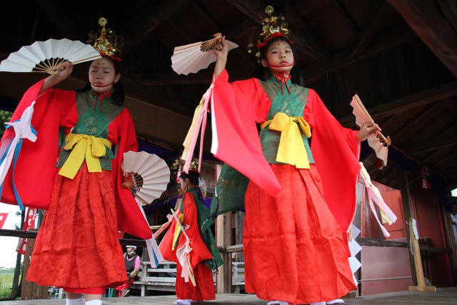 天満宮の秋季祭礼の神楽奉納で稚児の舞