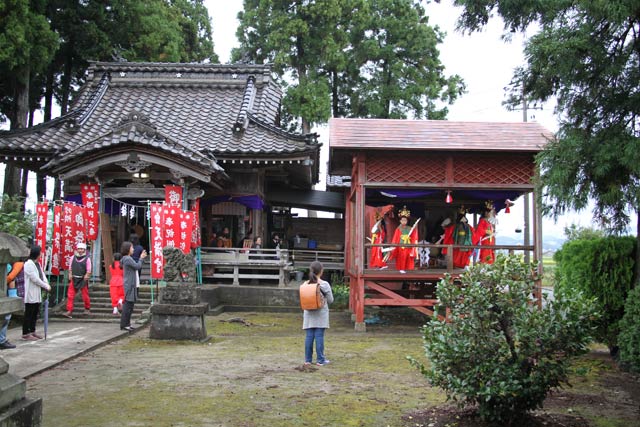 小雨がぱらつく境内で次々と神楽を舞う