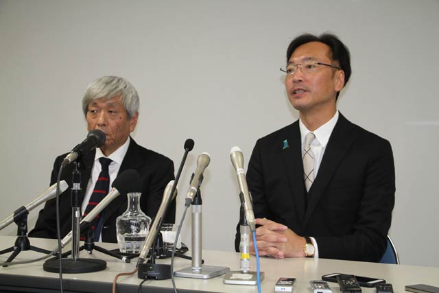 記者会見する国定市長と同席した草野後援会長