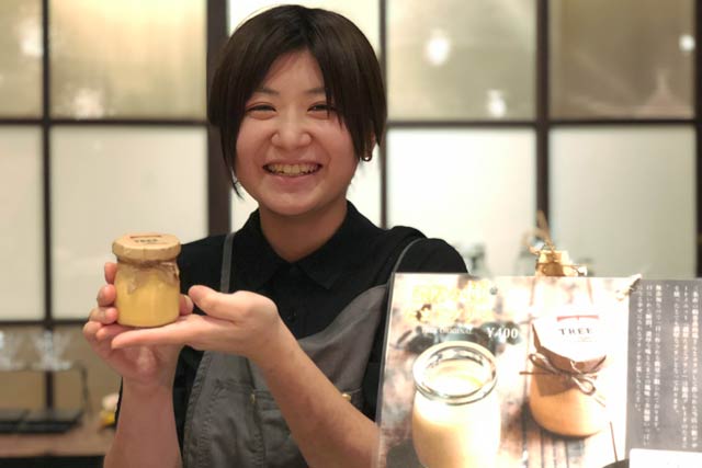 TREEで販売している「濃厚たまごプリン」とレシピを考えた星田さん