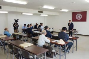 28日開かれた三条市長選の立候補予定者説明会