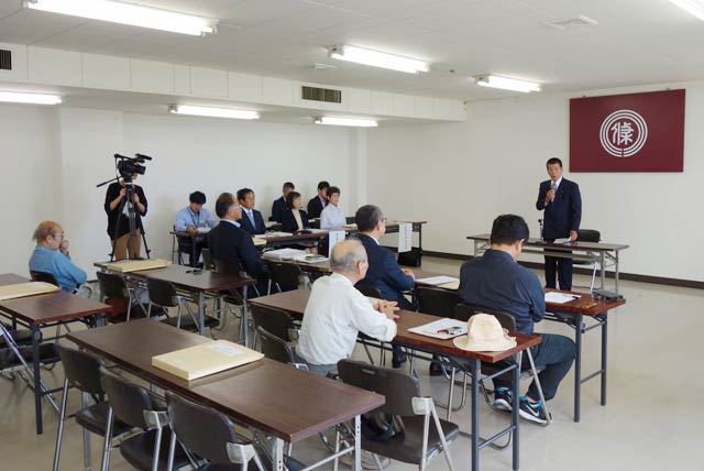 28日開かれた三条市長選の立候補予定者説明会