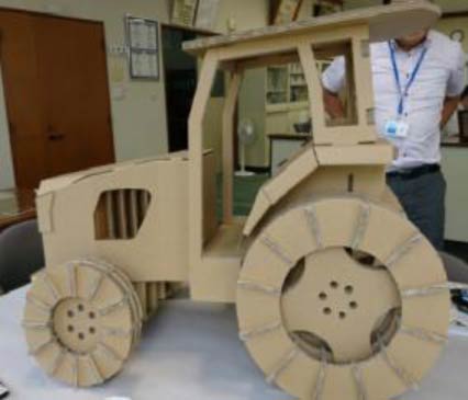 段ボールで製作中のトラクター
