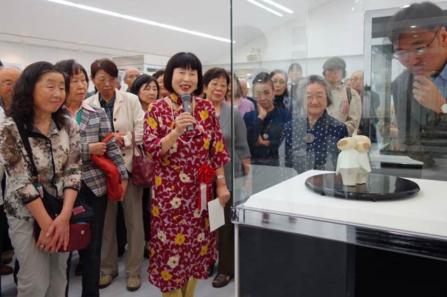 名誉市民鶴巻三郎生誕110周年記念展「鶴巻三郎展」で作品解説を行う鶴巻三郎さんの娘、純子さん