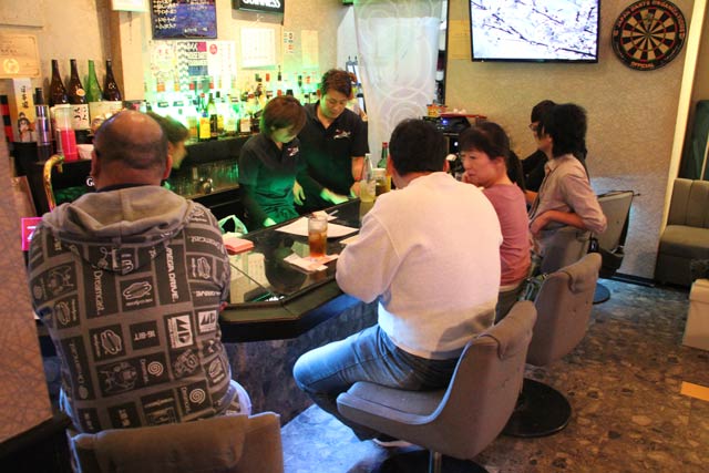 実行委員長が経営する「Bar Ring」は日中から初めての客が訪れた