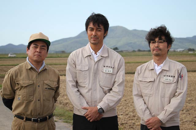 左から佃製作所の経理部長・殿村直弘役の立川談春さん、社長・佃航平役の阿部寛さん、社員・山崎光彦役の安田顕さん