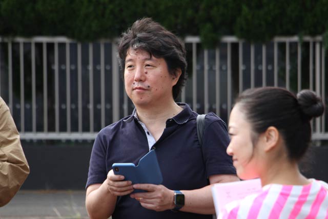 藤次郎の工場見学に訪れた林信行さん