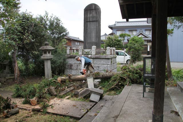 戦没者慰霊碑に向かって左に立っている石灯ろうと同じ状態で右の石灯ろうも立っていた
