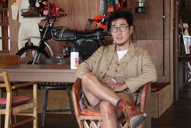 ステージえんがわに作品を展示している岡本亮さん