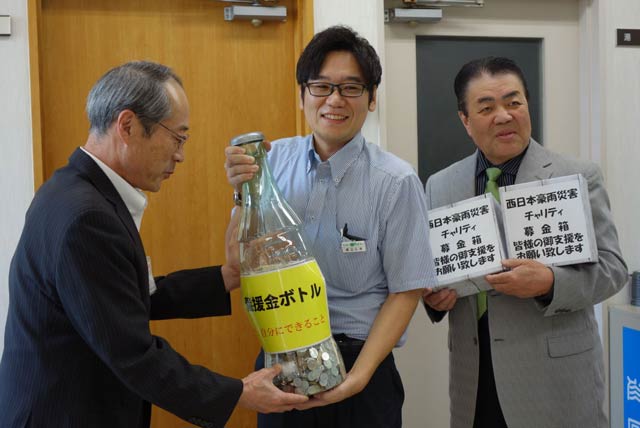 左から三条市社協の渡辺事務局長、いい湯らていの渡辺温泉部門担当課長、歌手の三森さん