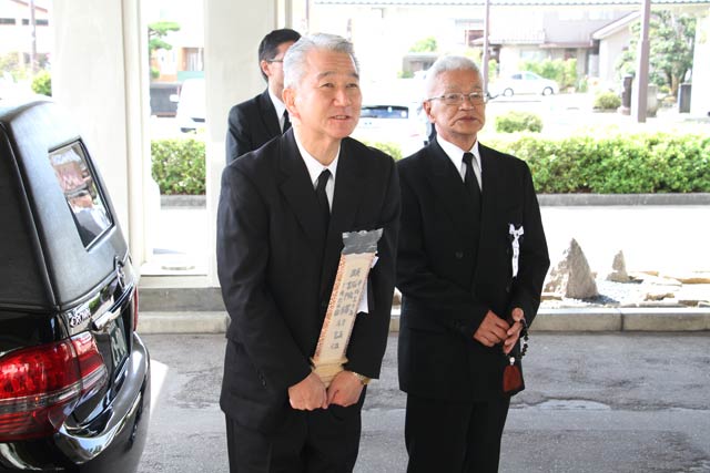 弥彦村役場で職員の見送りに感謝する喪主の宏行さん