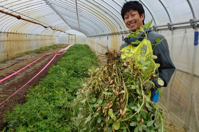 収穫体験第2弾「大地の恵みをスイーツで～収穫体験だけじゃない週末のススメ～」を開く内山農園の内山代表