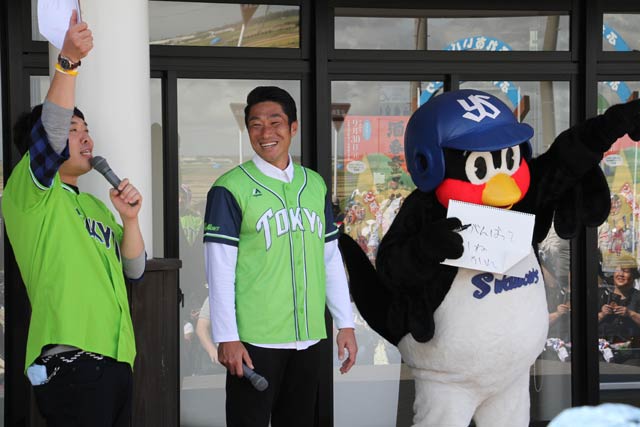 9月21日に燕市で行われたスワローズライスファームの稲刈りに訪れたヤクルトのマスコットのつば九郎と元ヤクルトの相川亮二氏