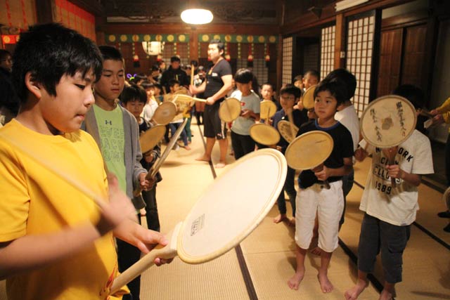 本成寺万灯奉納会の門前小若連が11日夜も太鼓の練習
