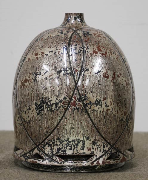 人間国宝の金工家、玉川宣夫さんの「木目金花瓶」