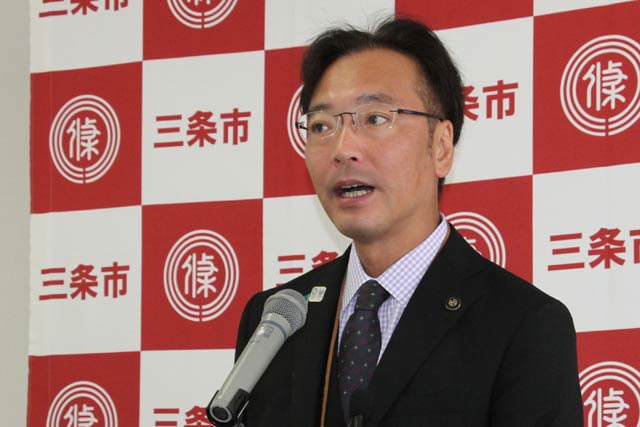 記者会見する国定市長