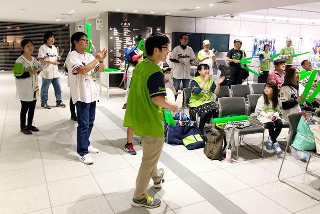 燕市役所で行われたパブリックビューイング