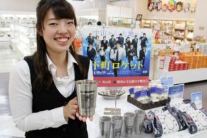 「道の駅 燕三条地場産センター」が発売した「下町ロケット」のステンレス製タンブラーと物産館に設置した「下町ロケット」グッズのコーナー