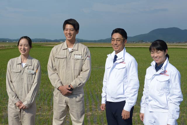 左から加納アキ役の朝倉あきさん、立花洋介役の竹内涼真さん、伊丹大役の尾上菊之助さん、島津裕役のイモトアヤコさん（燕市提供写真）