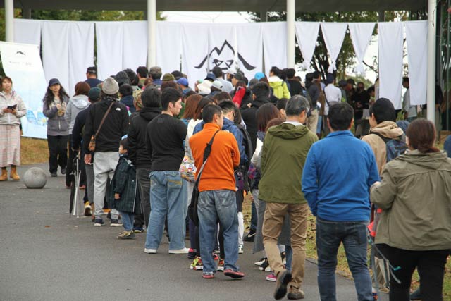 開場待ちの行列