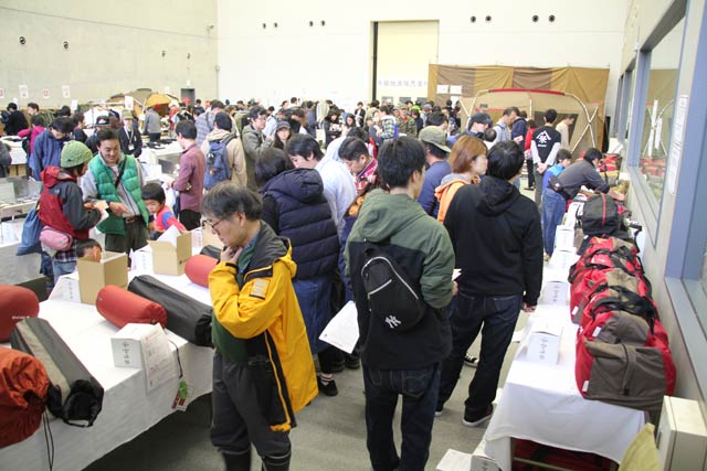 本社を会場にしたアウトレット販売や抽選販売のにぎわい