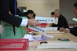 燕市吉田公民館で行われている燕市議選の立候補届出受け付け