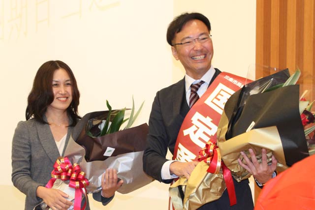 花束を受けた国定氏と律子夫人