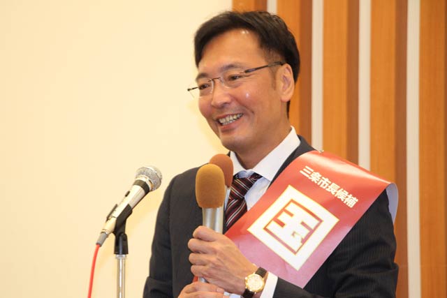 あいさつする国定氏
