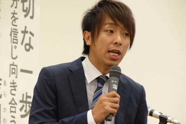 三条エコノミークラブ公開例会で講演する作家荒川祐二氏