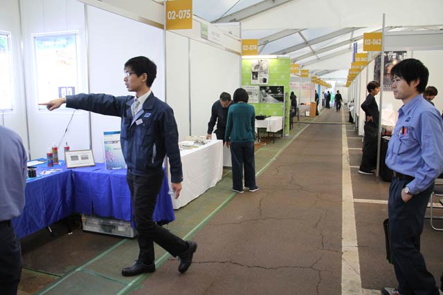 各ブースの設営作業
